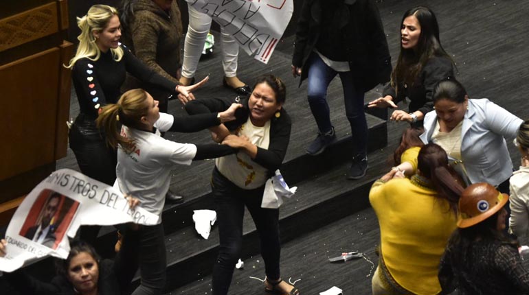 Masistas y Opositores se agarran a golpes en plena interpelación al Ministro Eduardo del Castillo