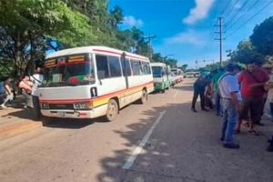 Lee más sobre el artículo Santa Cruz: Transportistas iniciaron vigilia en la Quinta Municipal exigiendo la nivelación del pasaje
