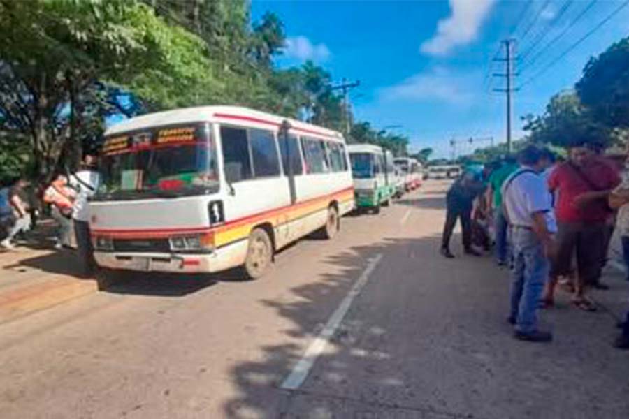 En este momento estás viendo Santa Cruz: Transportistas iniciaron vigilia en la Quinta Municipal exigiendo la nivelación del pasaje
