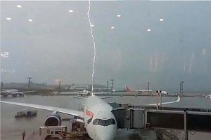 Lee más sobre el artículo Grabado en video: un rayo cayó sobre un avión en el aeropuerto de Guarulhos