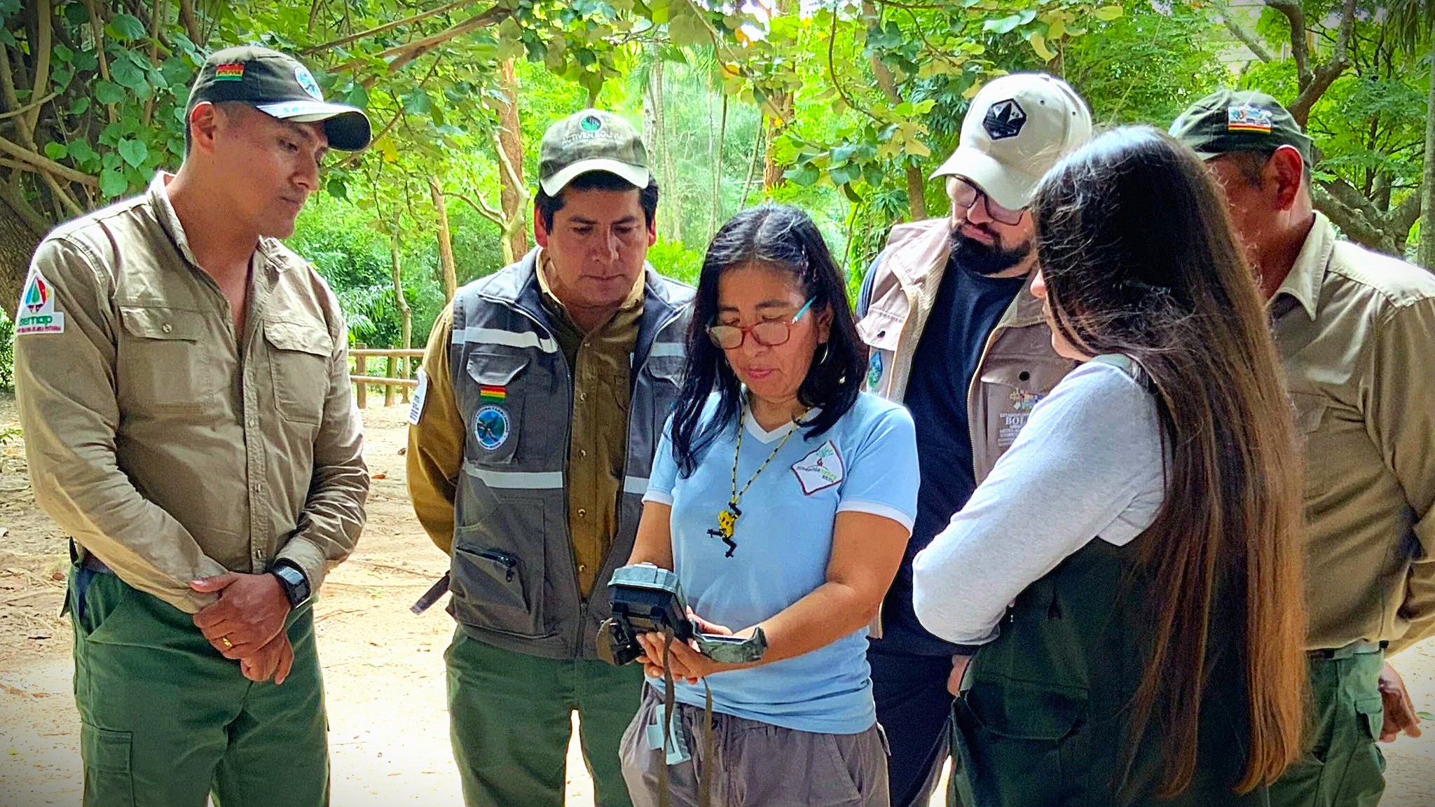 Lee más sobre el artículo Guardianes del Amboró Afinan Estrategias con Cámaras Trampa para Proteger la Vida Silvestre