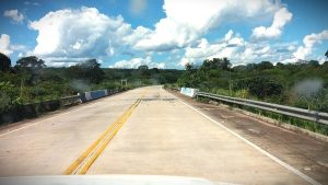Lee más sobre el artículo Alerta en Santiago de Chiquitos: Carretera Vital en Riesgo por Tráfico Pesado