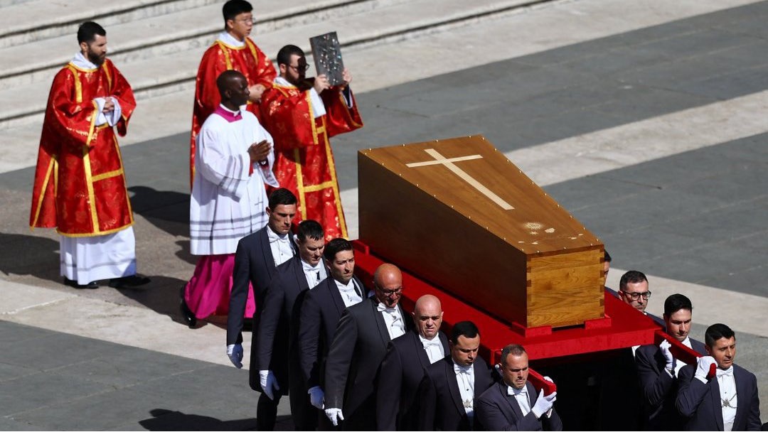 Lee más sobre el artículo El mundo despide a Papa Francisco en un entierro marcado por la simplicidad en Santa María Mayor