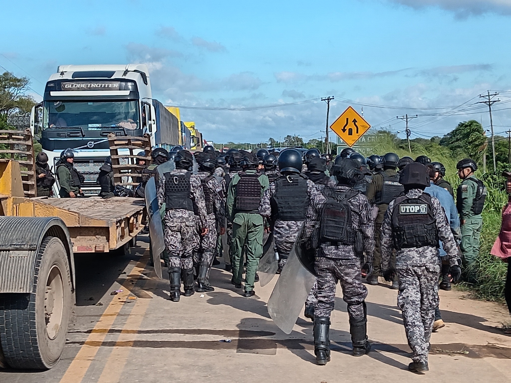 Lee más sobre el artículo NOTICIA URGENTE: BLOQUEO INDEFINIDO EN PAILÓN PERSISTE ANTE LLEGADA POLICIAL Y RECHAZO A DIÁLOGO