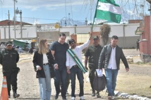 Lee más sobre el artículo Luis Fernando Camacho Abandona el Penal de Chonchocoro Tras Casi Tres Años de Detención y Acusa a Mario Aguilera de Traición y Negociar su «Secuestro»