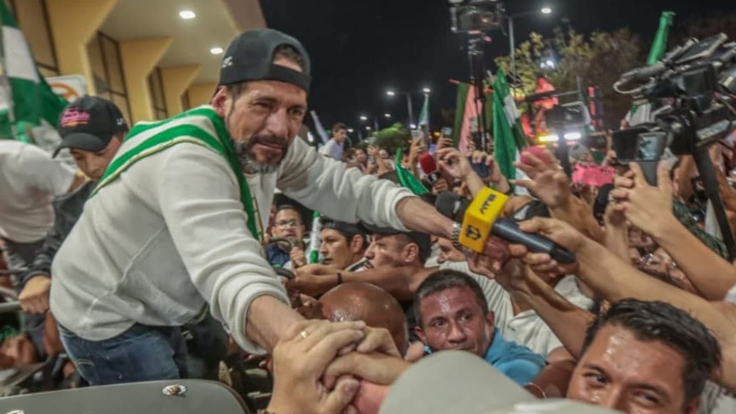 En este momento estás viendo Luis Fernando Camacho Regresa a Santa Cruz Tras 974 Días de Prisión: Emotivo Reencuentro y Caravana Multitudinaria