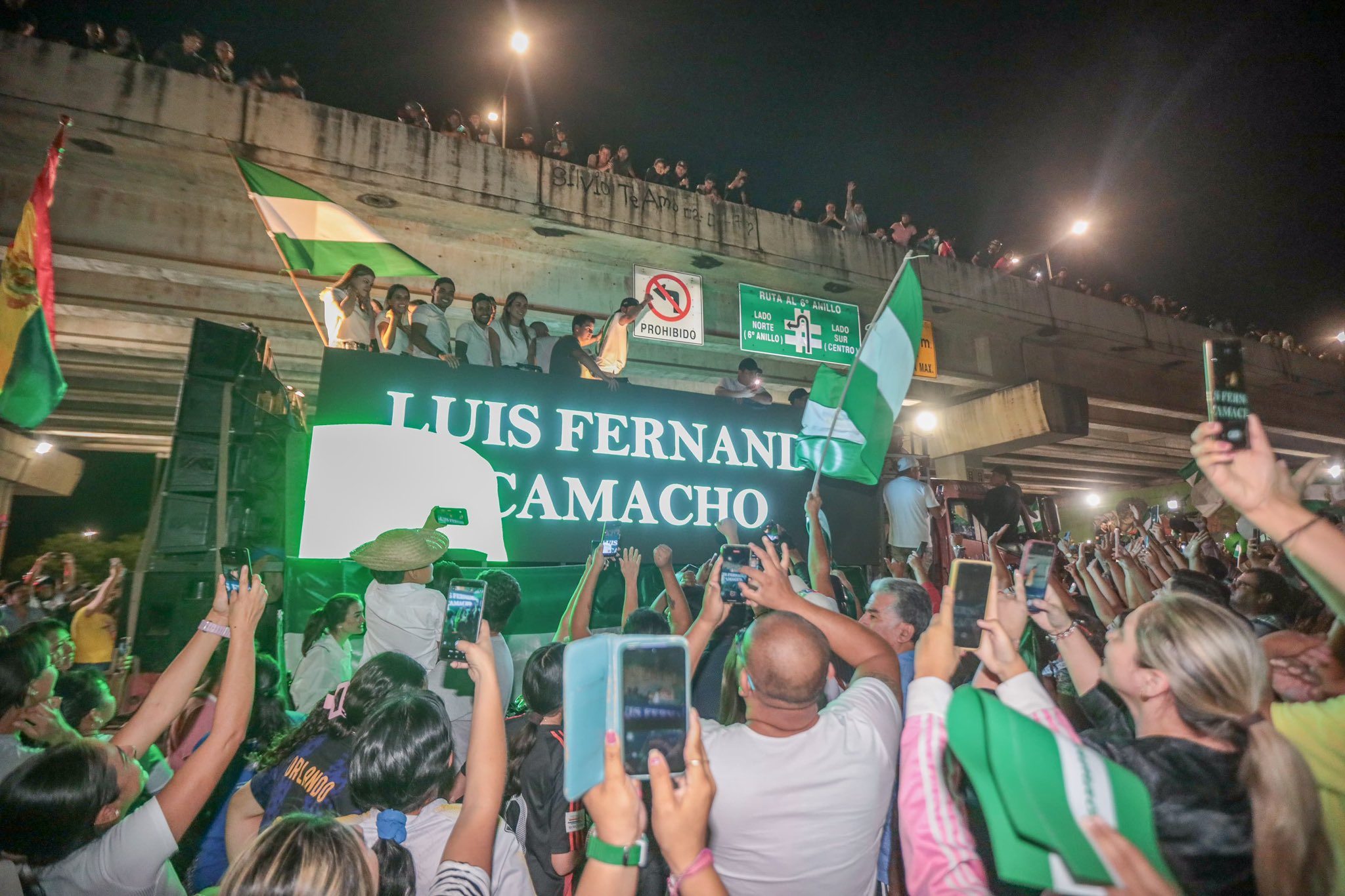 En este momento estás viendo Multitudinaria Bienvenida a Luis Fernando Camacho en Santa Cruz tras su Liberación