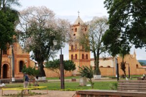 Lee más sobre el artículo Feligreses de San José de Chiquitos madrugan para misa antes de ir a votar