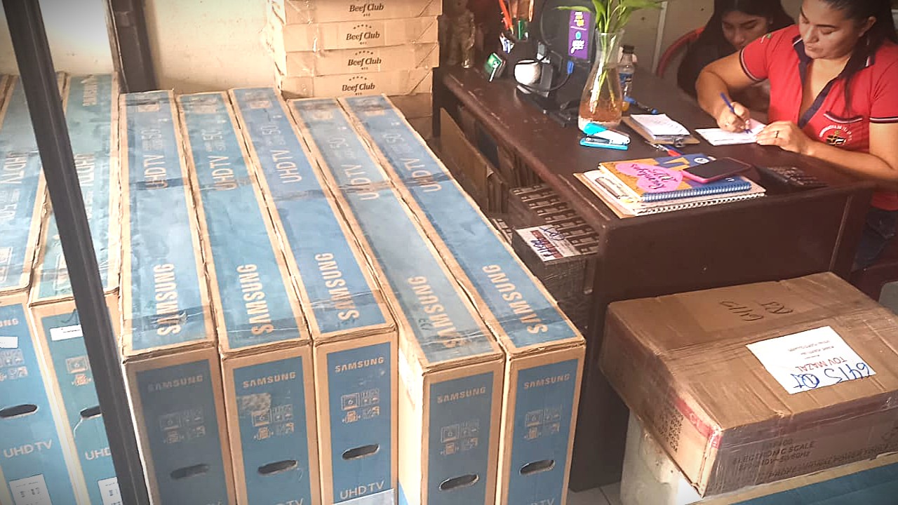 En este momento estás viendo Alcaldesa de El Carmen Rivero Tórrez Recepciona 17 Televisores para Unidades Educativas y Postas Sanitarias