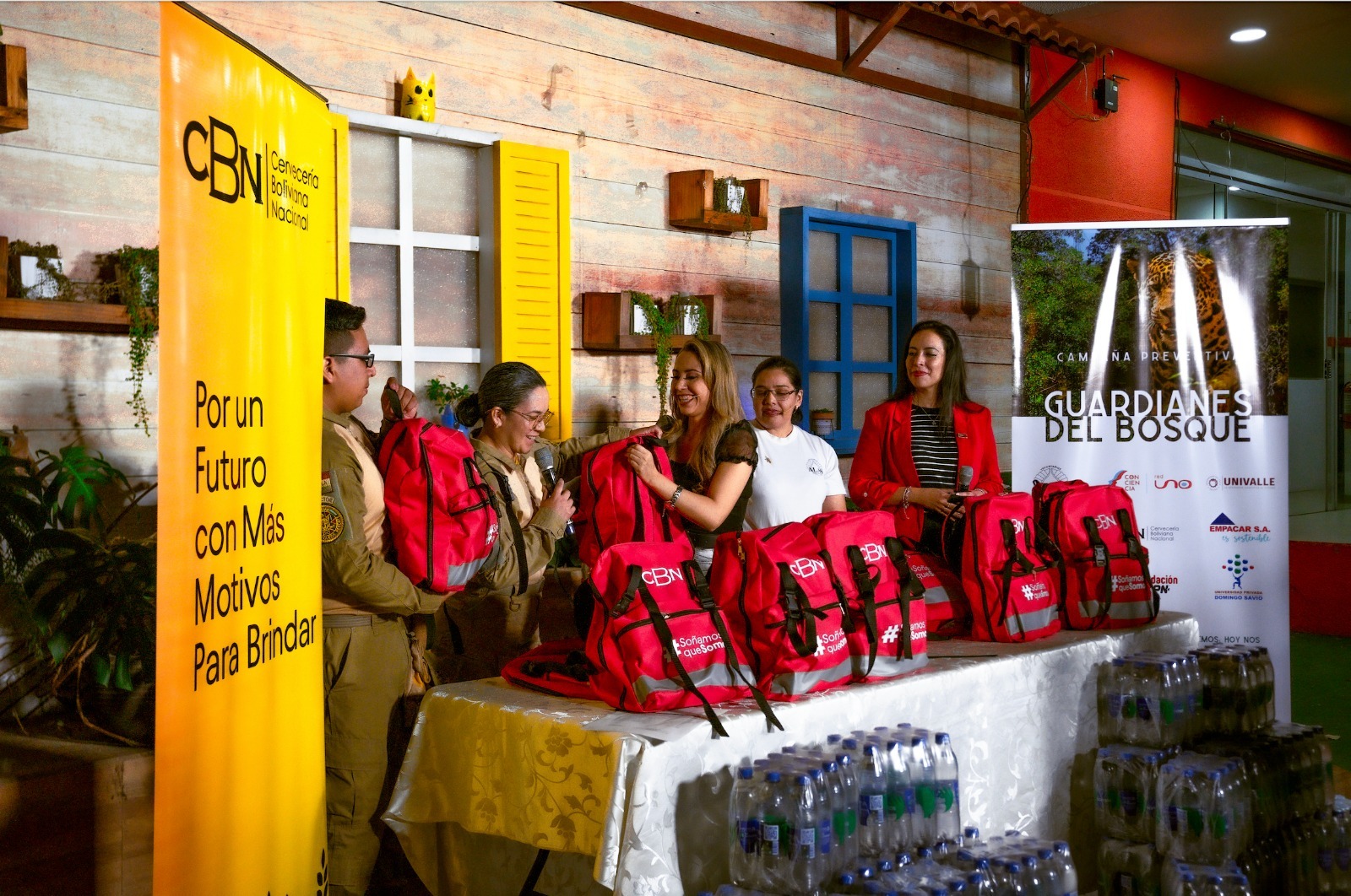 En este momento estás viendo CBN entrega botiquines con más de 4.000 medicamentos a bomberos voluntarios que luchan contra el fuego