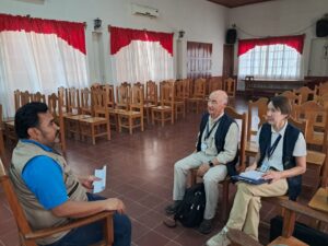 Lee más sobre el artículo Observadores de la Unión Europea visitan San José de Chiquitos y entrevistan a director de Radio El Cacique en vísperas de elecciones bolivianas