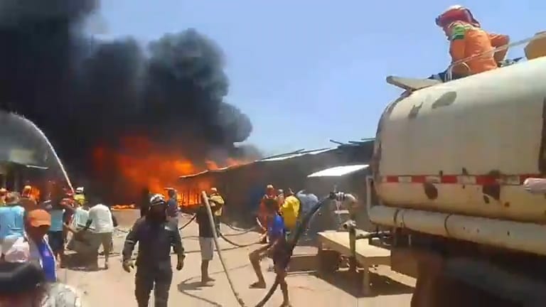 Lee más sobre el artículo Incendio Devasta la Feria Nueva de Ascensión de Guarayos y Deja Pérdidas Incalculables