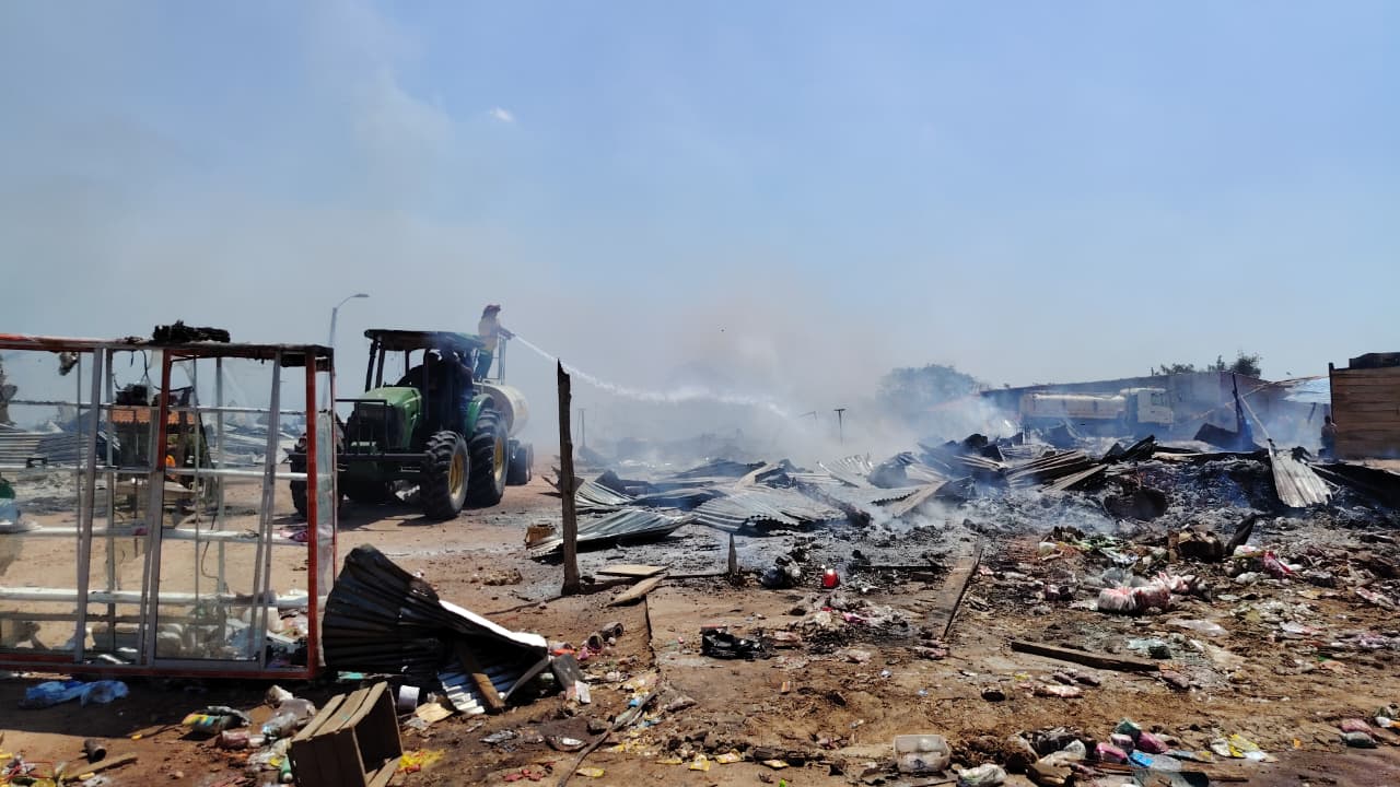 Lee más sobre el artículo Devastador Incendio Calcinó al Menos 165 Puestos en la Feria El Baratillo