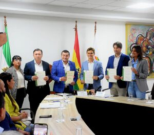 Lee más sobre el artículo Itacamba, Emacruz y la Alcaldía de Santa Cruz firman convenio para transformar neumáticos en desuso en energía sostenible para la producción de cemento