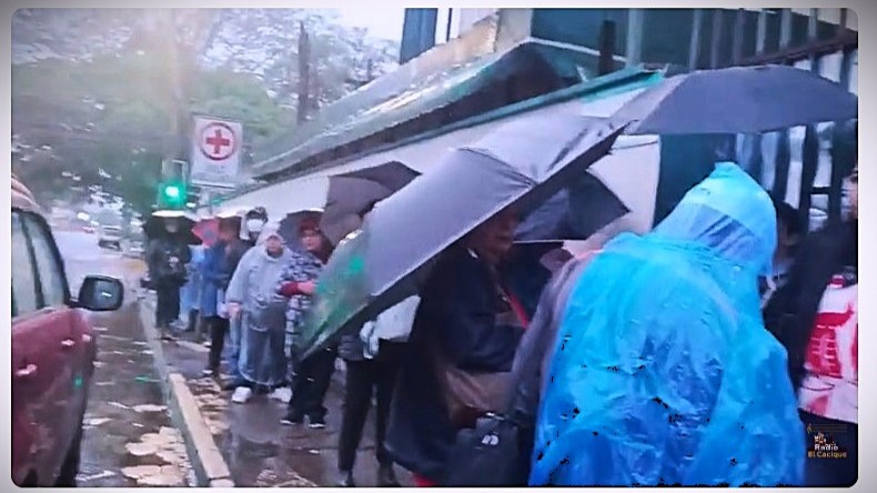 En este momento estás viendo Pese a Fuerte Lluvia y Súplicas, Funcionarios de la CNS Irala Niegan Ingreso a Pacientes, Incluyendo Adultos Mayores