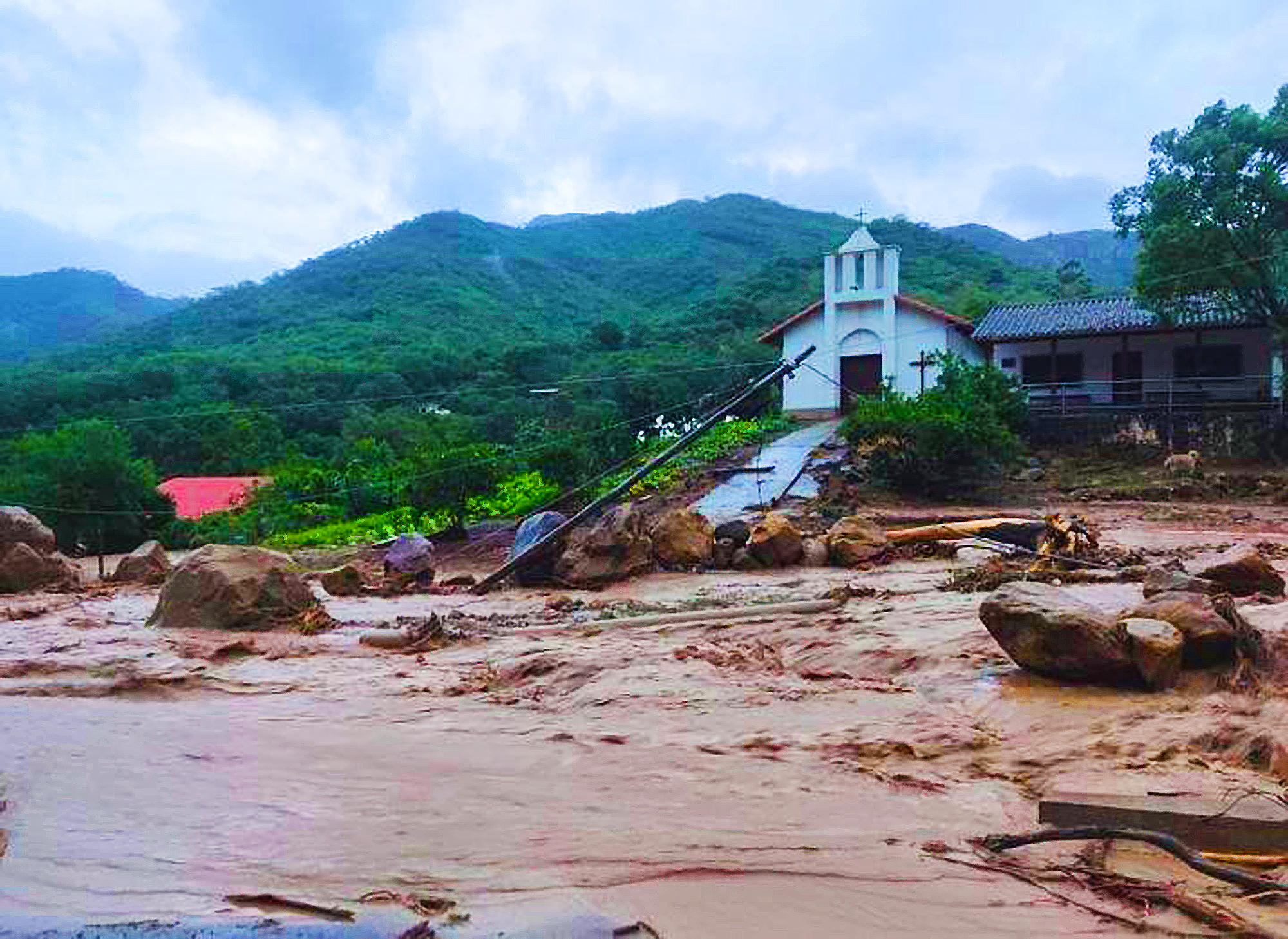 Lee más sobre el artículo Emergencia en Samaipata: Desborde de río y mazamorra provocan seis desaparecidos, heridos y evacuación de familias en Achiras