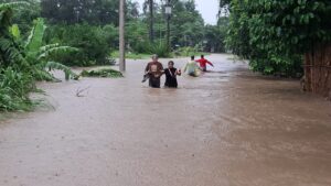 Lee más sobre el artículo Inundaciones obligan a evacuaciones en Yapacaní y San Carlos; puente carretero en riesgo