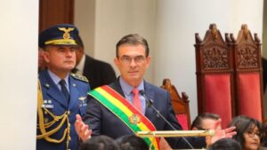 Lee más sobre el artículo Presidente Rodrigo Paz denuncia que 50 dirigentes sindicales reciben más de 18 millones de dólares al año: “Es indignante”