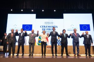 Lee más sobre el artículo Mercosur y la Unión Europea Firman Histórico Acuerdo Comercial en Paraguay con Presencia del Presidente Boliviano Rodrigo Paz