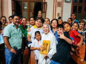 Lee más sobre el artículo Emotiva despedida de Sor Mónica Canedo: De la «cuna de la cruceñidad» a las periferias de Rosario en misión franciscana