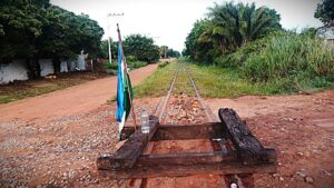 Lee más sobre el artículo Roboré mantiene bloqueo ferroviario por más de 30 horas exigiendo el retorno del tren de pasajeros en la Chiquitanía
