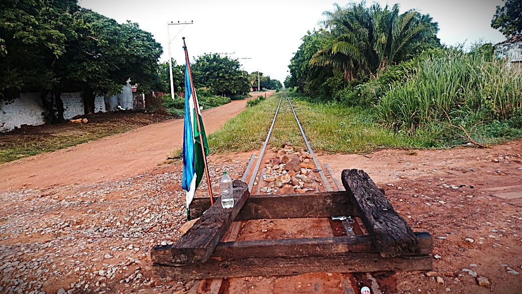 Lee más sobre el artículo Roboré mantiene bloqueo ferroviario por más de 30 horas exigiendo el retorno del tren de pasajeros en la Chiquitanía
