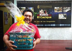 Lee más sobre el artículo ITACAMBA entrega presente navideño a RADIO EL CACIQUE en reconocimiento a su labor informativa en la Chiquitania