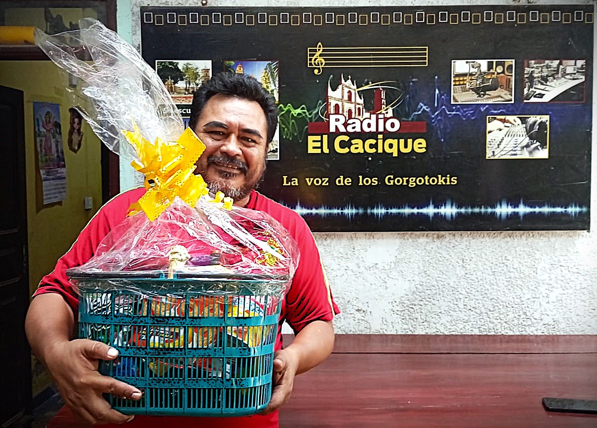 Lee más sobre el artículo ITACAMBA entrega presente navideño a RADIO EL CACIQUE en reconocimiento a su labor informativa en la Chiquitania