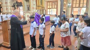 Lee más sobre el artículo Estudiantes del Colegio Marista participan en emotiva Misa de Miércoles de Ceniza en el Templo Jesuítico de San José de Chiquitos