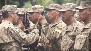 Lee más sobre el artículo «Con Honor y Lealtad: Soldados del RI-13 ‘General Montes’ Reciben sus Fusiles en Solemne Ceremonia en San José de Chiquitos»