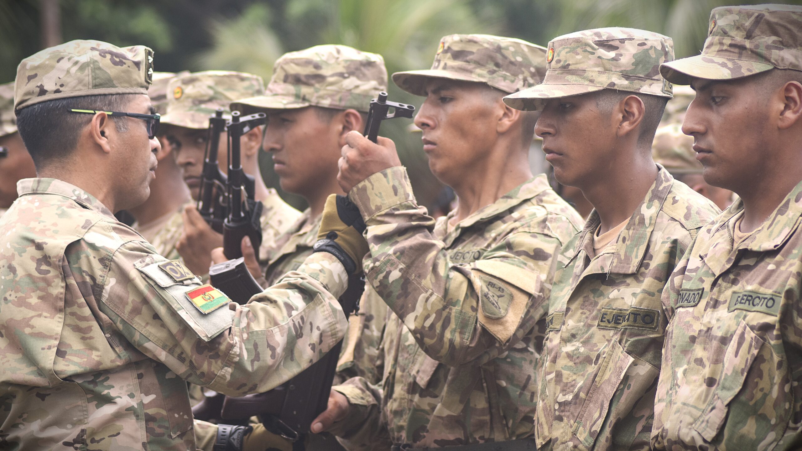 Lee más sobre el artículo «Con Honor y Lealtad: Soldados del RI-13 ‘General Montes’ Reciben sus Fusiles en Solemne Ceremonia en San José de Chiquitos»