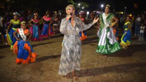 Lee más sobre el artículo San José vibró entre la nostalgia del tren, la sátira a la Chikunguña y el masivo arribo de comparsas desde Santa Cruz