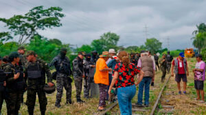 Lee más sobre el artículo Policía desaloja a ancianos chiquitanos que bloqueaban la vía férrea en Guaracachi por el retorno del tren de pasajeros