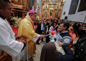 Lee más sobre el artículo El Presidente participó de la misa en honor a la Virgen de la Candelaria y recibió su bendición
