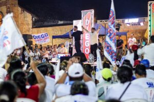 Lee más sobre el artículo Multitudinario cierre de campaña de Diego Caballero en San José de Chiquitos: una marea blanca desborda la plaza y clama por la reconstrucción del municipio