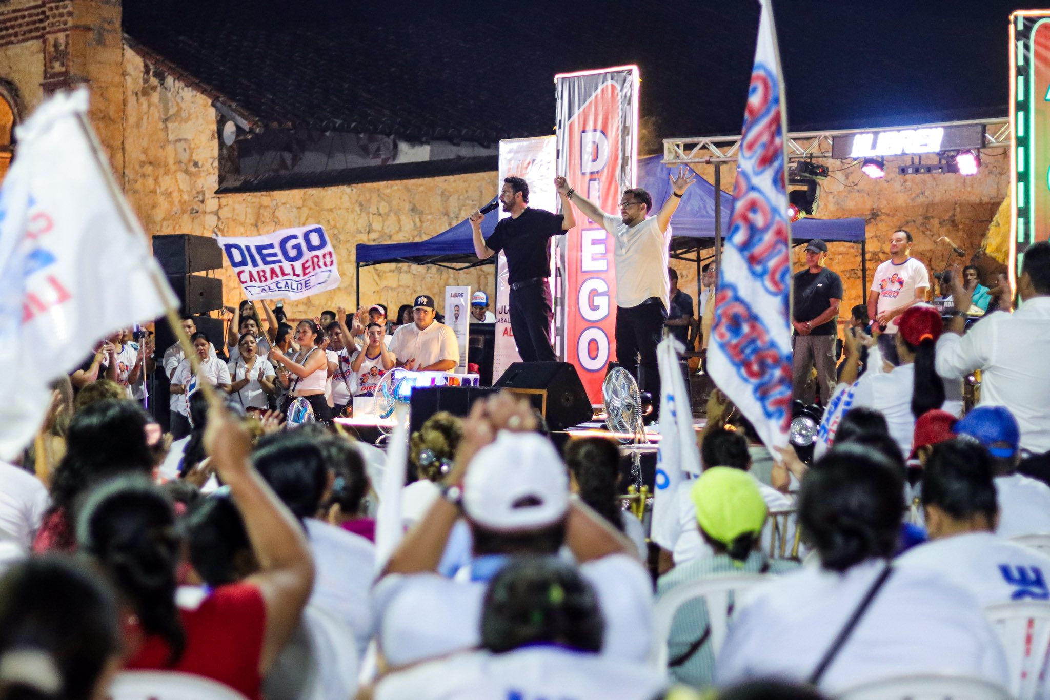 Lee más sobre el artículo Multitudinario cierre de campaña de Diego Caballero en San José de Chiquitos: una marea blanca desborda la plaza y clama por la reconstrucción del municipio