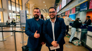 Lee más sobre el artículo En Respuesta a la Convocatoria Presidencial: Diego Caballero y David Martishev Rumbo a La Paz para la Primera Reunión de Alcaldes Electos con Rodrigo Paz