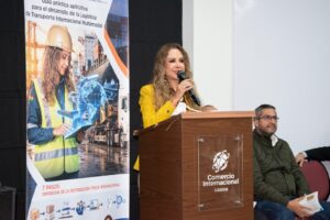 Lee más sobre el artículo Sisi Hassenteufel presentó una guía práctica para fortalecer la logística internacional y el comercio exterior boliviano