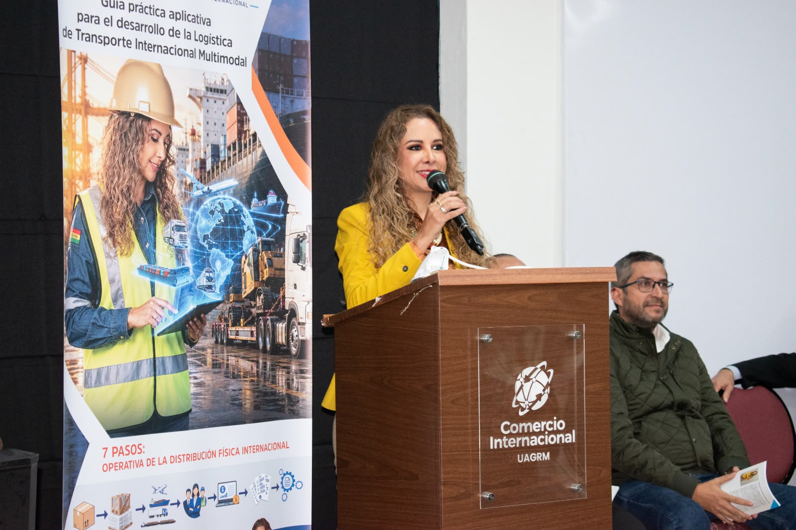 Lee más sobre el artículo Sisi Hassenteufel presentó una guía práctica para fortalecer la logística internacional y el comercio exterior boliviano